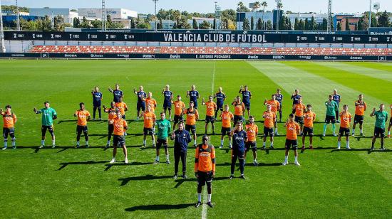 Los futbolistas del Valencia, en el entrenamiento del lunes 5 de abril, piden parar con los actos de racismo en el fútbol.