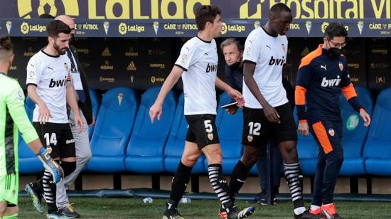 Mouctar Diakhaby, jugador del Valencia, abandona la cancha en el partido ante el Cádiz, el domingo 4 de abril de 2021.