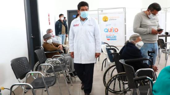 Jorge Yunda, alcalde de Quito, durante una visita a los centros de vacunación contra el Covid-19, en la capital.