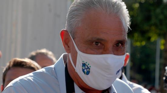 El seleccionador de Brasil, Tite, con una mascarilla puesta.