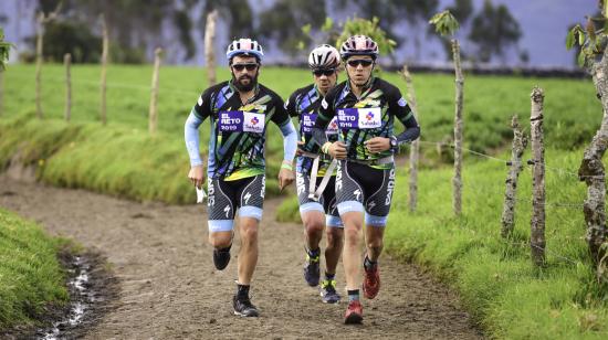 Tres deportistas compitiendo en El Reto 2019, en la modalidad de trail running.