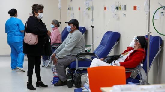 Imagen de la unidad de emergencia con pacientes con Covid-19 del hospital IESS del Sur en Quito, el 6 de abril de 2021.