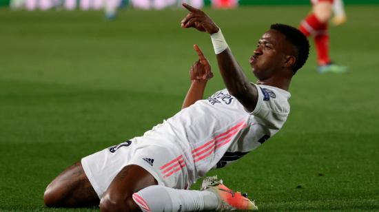 El delantero brasileño del Real Madrid, Vinicius Junior, celebra el primer gol de su equipo ante el Liverpool este martes 6 de abril de 2021.