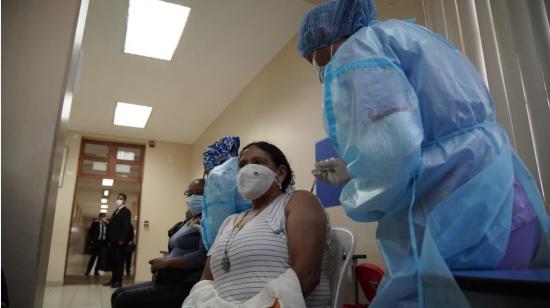 Varias personas fueron vacunadas contra el Covid-19 en el colegio Manuela Cañizares, en Quito, el 5 de abril de 2021.