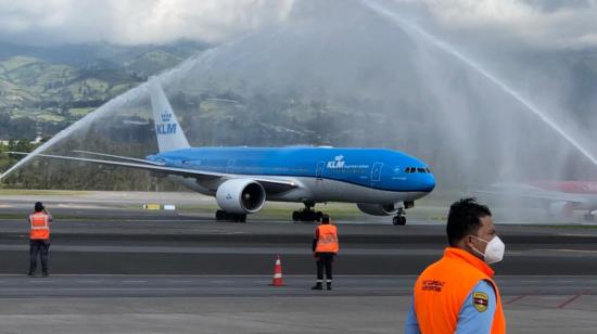 La tarde del 7 de abril de 2021 arribó a Quito un avión de KLM con una cargamento de 300.000 vacunas de Sinovac.
