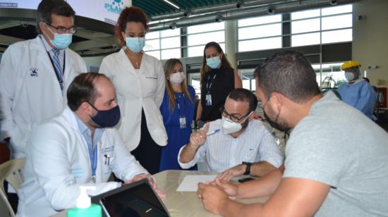 Jorge Wated, Josué Sánchez y el director de Salud del Municipio de Guayaquil, Carlos Salvador, analizaron el sistema de vacunación en la ciudad, el 6 de abril de 2021.