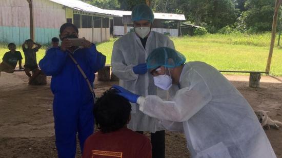 Grupo de expertos de la Universidad de las Américas realiza pruebas de Covid-19 en Pastaza, el 23 de junio de 2020. 