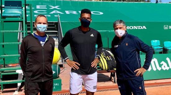 Toni Nadal (der) junto al tenista Félix Auger-Aliassime, el 8 de abril de 2021.