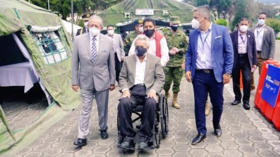 El presidente Lenín Moreno con los ministros de Defensa y Salud, Oswlado Jarrín y Camilo Salinas, respectivamente. Quito 8 de abril de 2021