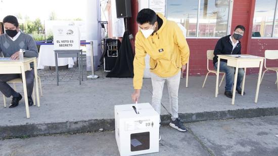 Un simulacro de la segunda vuelta electoral se llevó a cabo este 1 de abril de 2021 en el colegio Central Técnico, en Quito.