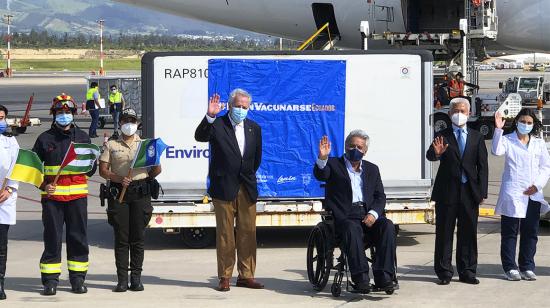 Presidente Lenín Moreno recibe el primer lote de 300.000 dosis de la vacuna china Sinovac. 
7 de abril de 2021