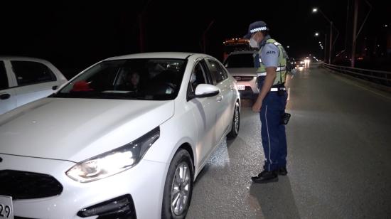 Policías de tránsito de Guayaquil realizan un control el 29 de marzo de 2021. 