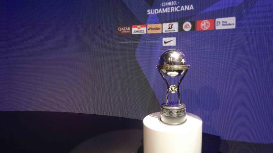 Imagen del trofeo de la Conmebol Sudamericana 2021.