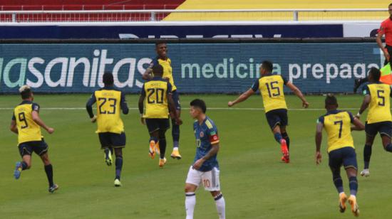 Los futbolistas ecuatorianos festejan uno de los goles ante Colombia, el 17 de noviembre de 2020.