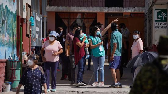 Votantes en una escuela de la parroquia de Zámbiza, en la zona rural de Quito, durante la primera vuelta electoral, el 7 de febrero de 2021.