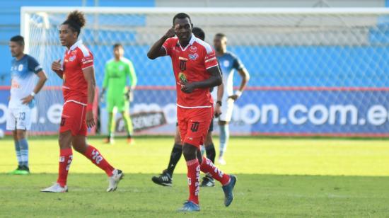 Alexis Santacurz celebra el primer gol de Técnico Universitario frente al Manta, el viernes 9 de abril de 2021.