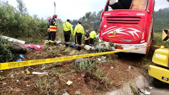 Imagen del bus de transporte público accidentado en la vía a Papallacta, el 10 de abril de 2021.