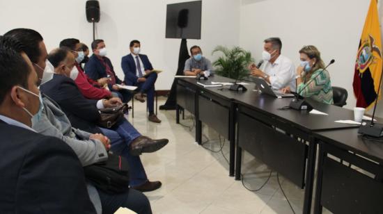 El ministro de Salud, Camilo Salinas, se reunión con representantes de la Asociación de Municipalidades del Ecuador para definir la logística de la vacunación, el 9 de abril de 2021.