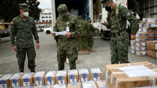 Un grupo de militares chequea el material electoral que se distribuye a las provincias para la segunda vuelta electoral, el 10 de abril de 2021.