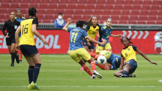 Las jugadoras de la selección ecuatoriana disputan un balón en el partido amistoso frente a Colombia, el sábado 10 de abril de 2021.