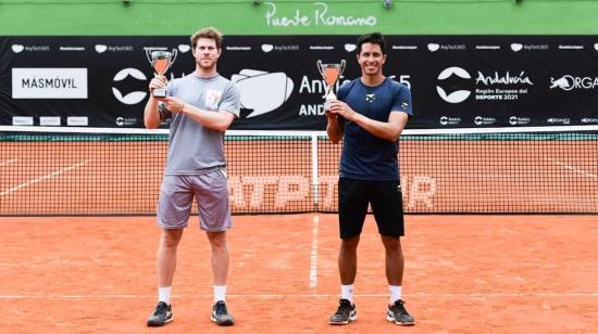 Gonzalo Escobar y Ariel Behar con sus trofeos de campeones en lel ATP 250 de Marbella.