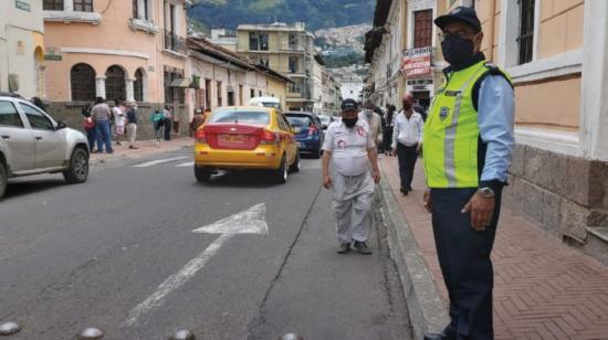 Un agente dirige el tránsito en Quito, el 11 de abril de 2021