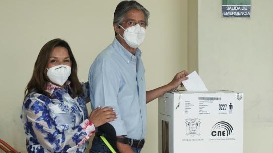 Guillermo Lasso votó en la junta 227 de la Unidad Educativa del Milenio Ileana Espinel Cedeño, en la parroquia Tarqui, al norte de Guayaquil, el 11 de abril de 2021, en la segunda vuelta electoral.