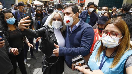 Andrés Arauz acompañó a una comerciante a votar en la Academia Pedro Traversari, en el sur de Quito, el 11 de abril de 2021, en la segunda vuelta electoral.