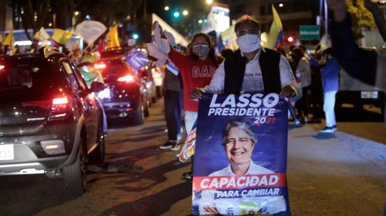 Simpatizantes del presidente electo Guillermo Lasso celebran el triunfo en las calles de Quito la noche del 11 de abril de 2021.