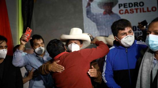 El candidato a la presidencia de Perú Pedro Castillo, del partido Perú Libre, celebra su aparente triunfo en la priemra vuelta de las elecciones presidenciales en Perú, el 11 de abril de 2021.