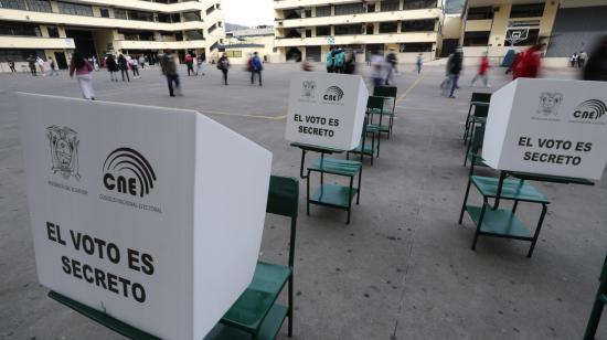 Ciudadanos asisten a votar en la segunda vuelta de las elecciones presidenciales, este domingo 11 de abril de 2021, en Quito. 