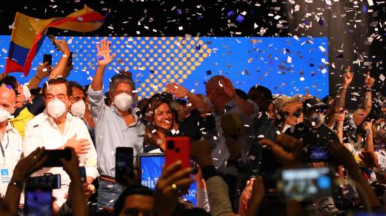 Guillermo Lasso, virtual presidente electo del Ecuador durante su intervención de agradecimiento a quienes votaron por él desde Guayaquil, la noche del 11 de abril de 2021.