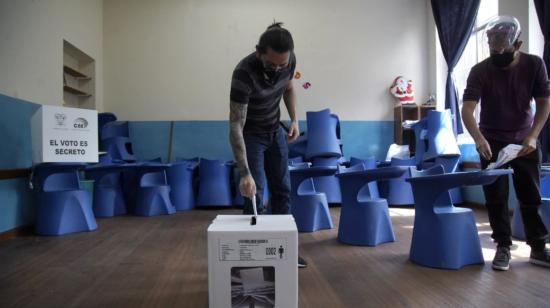 Un ciudadano deposita su voto en el recinto Santo Domingo de Guzmán, en Quito, en la segunda vuelta electoral, el 11 de abril de 2021.