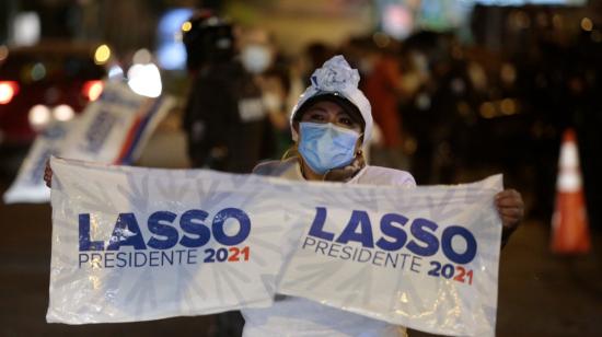 Simpatizantes del candidato presidencial Guillermo Lasso celebran frente al Consejo Nacional Electoral, en Quito, el 11 de abril de 2021.