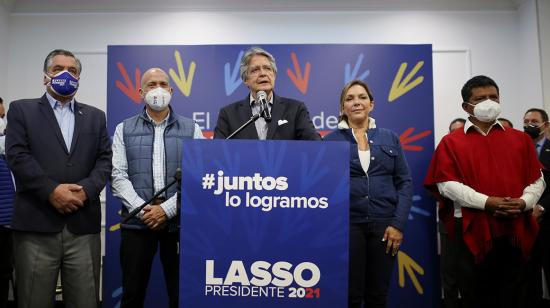 El presidente electo, Guillermo Lasso, junto a su esposa, María de Lourdes, el asambleísta electo César Monge, y los actuales asambleístas Patricio Donoso y Luis Pachala, este 12 de abril de 2021.