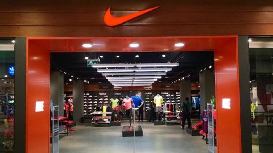 Imagen desde afuera de una de las tiendas de Nike.