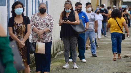 Personas haciendo fila para ejercer su derecho al voto, el 11 de abril de 2021, en Guayaquil. 