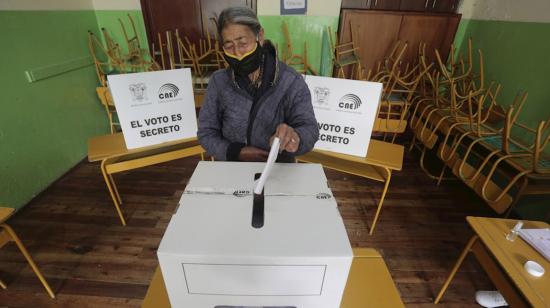 Una ciudadana deposita su voto en un recinto en Quito, durante la segunda vuelta electoral, este 11 de abril de 2021.