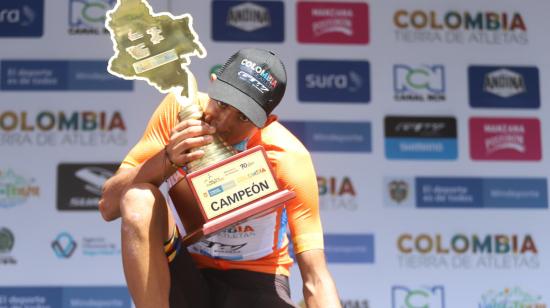Diego Camargo, corredor del Colombia Tierra de Atletas GW, festeja el título de Vuelta a Colombia 2020.