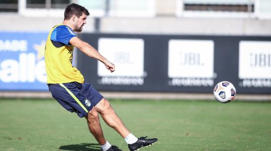 El argentino Walter Kanemann, jugador de Gremio, durante un entrenamiento en Porto Alegre, el 12 de abril de 2021.