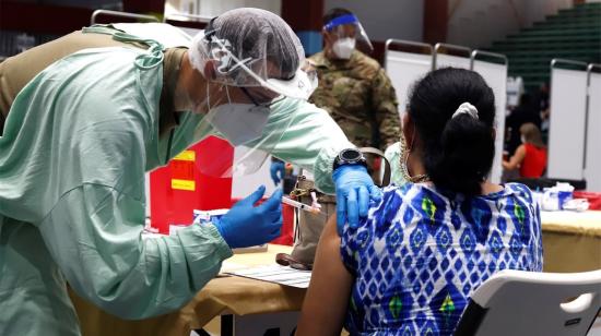 Una mujer recibe la vacuna de Moderna contra el Covid-19 en el Coliseo Pedrín Zorrilla, en Puerto Rico, el 14 de abril de 2021.