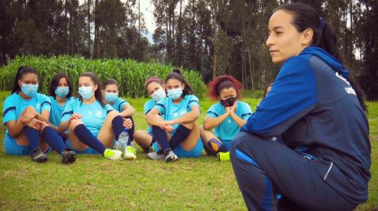 La directora técnica Verónica Marín junto a las jugadoras de Universidad Católica femenino.