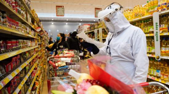 Un ciudadano revisa una lista de compras en un supermercado en Quito el 30 de abril de 2020.