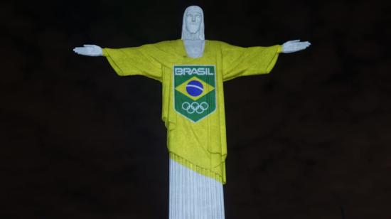 El Cristo Redentor, en Río de Janeiro, con la camiseta de Brasil, el 14 de abril de 2021.