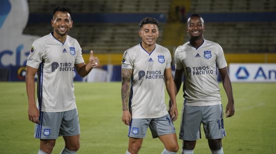 Los futbolistas de Emelec festejan el triunfo ante Universidad Católica, en Quito, el miércoles 14 de abril de 2021.