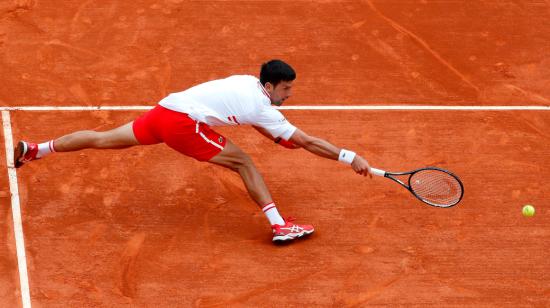 Novak Djokovic, en acción contra el tenista Daniel Evans en el Masters 1.000 de Montecarlo, el 15 de abril de 2021.