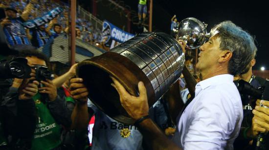 Renato Portaluppi levanta el trofeo de la Copa Libertadores obtenida por Gremio en 2017.