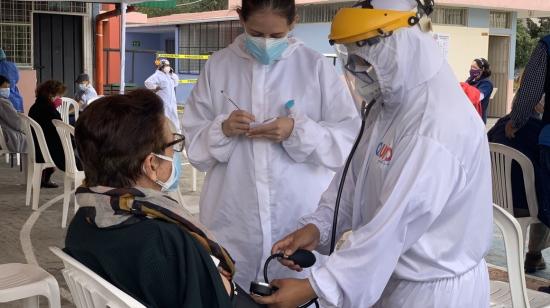 Personal de salud toma los signos vitales a una adulta mayor posterior a la vacunación, el 15 de abril de 2021, en Quito.