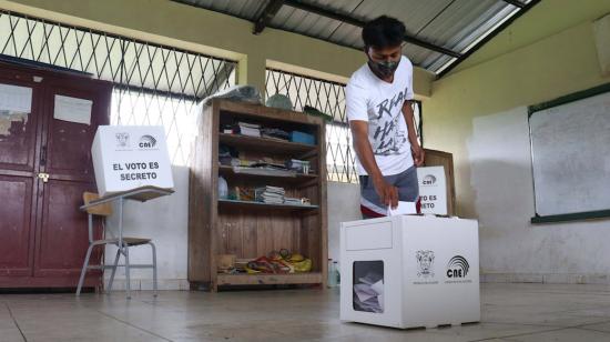 Un ciudadano deposita su voto en la segunda vuelta electoral, el 11 de abril de 2021, en el cantón Joya de los Sachas, en Orellana.