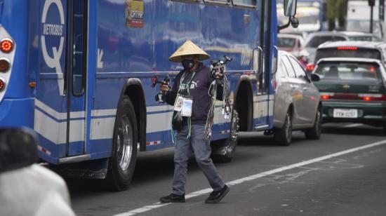 Un trabajador informal en el centro norte de Quito, el 16 de abril de 2021.